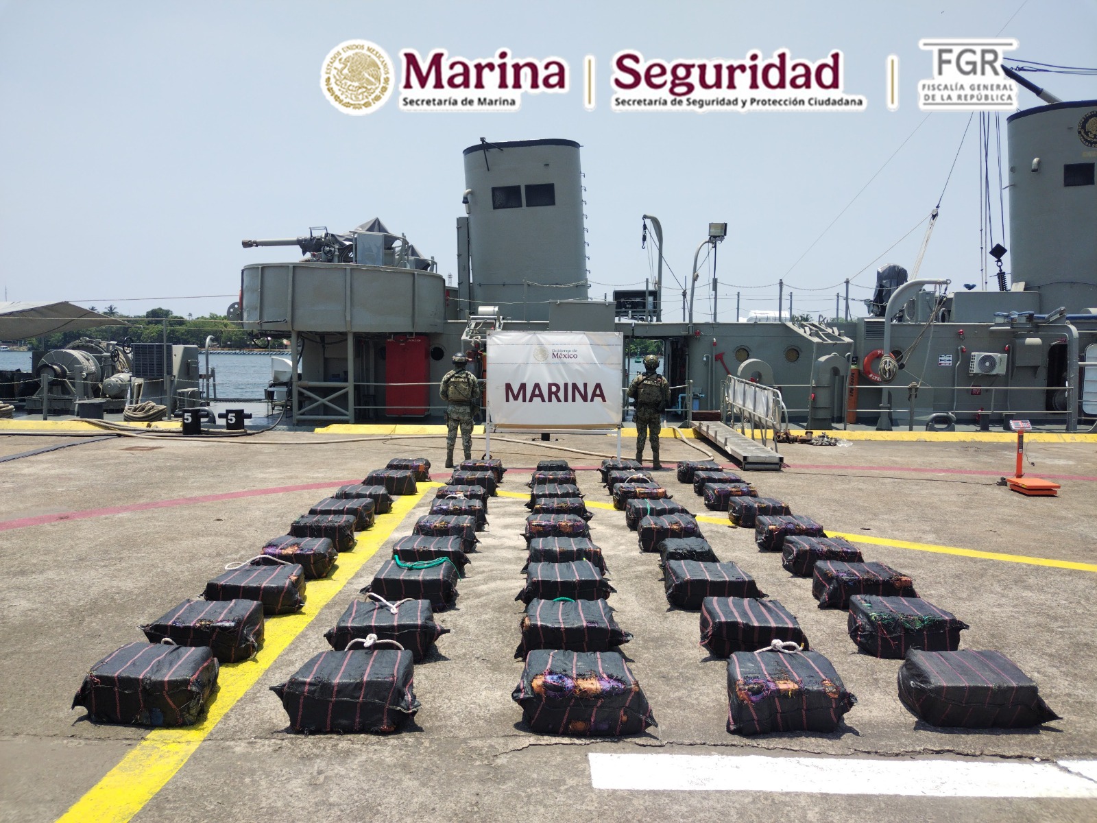 Marina asegura 1.6 toneladas de presunta cocaína frente a costas de Michoacán